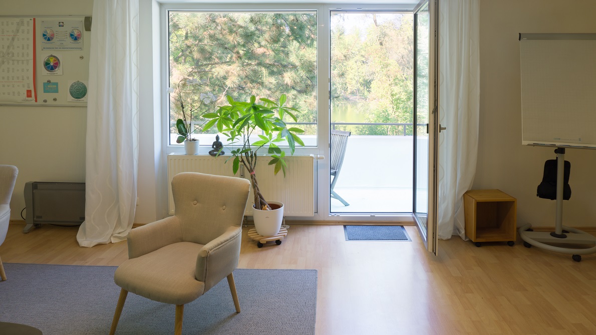 Und aus diesem Raum hat man den wunderbaren Blick auf den Naturschutzweiher